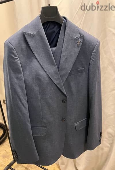 Full blueish grey suit