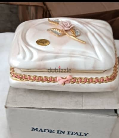 مخزن كامل للبيع فيه مجموعه متنوعه من ببلوهات وفازات ويوجد تشكيله اخري