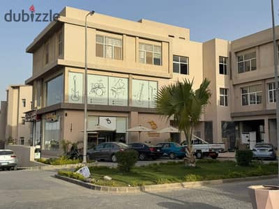 محل تجاري ع الواجهه استلام فورى   للبيع في منطقة الكرمة 4، الشيخ زايد، بالقرب من بيفرلي هيلز.