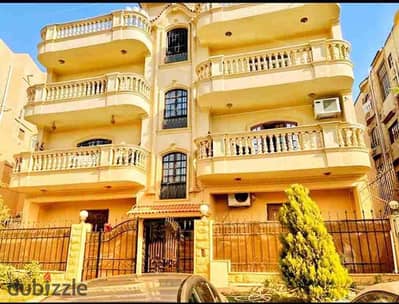 شقة لقطة ١٩٤م للبيع تشطيب ألترامودرن الحي الأول التجمع الخامس ثاني نمرة من شارع التسعين الجنوبي بمدخل خاص وفيو حديقة ٢٠٠٠م خطوات من الدون تاون