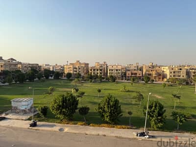 روف للإيجار التجمع بجوار كايرو فيستسفال سيتي جنوب الاكاديمية ب