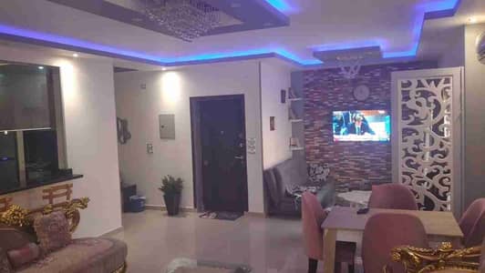 بسعر مميز جدا للبيع بالفرش والاجهزه شقه في فيلا المجاوره التاسعه فيلات بجانب القسم