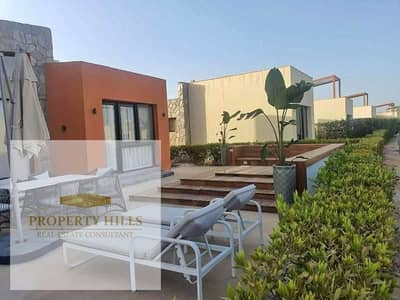 شاليه للبيع  بيطل على البحر متشطب بالكامل بالتكييفات برايم لوكيشن في القرية