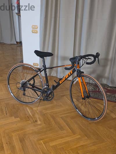 للبيع Giant Defy Road Bike أصلية - حالة محترمة وسعر قابل للتفاوض