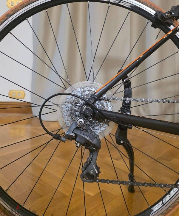 للبيع Giant Defy Road Bike أصلية - حالة محترمة وسعر قابل للتفاوض 1