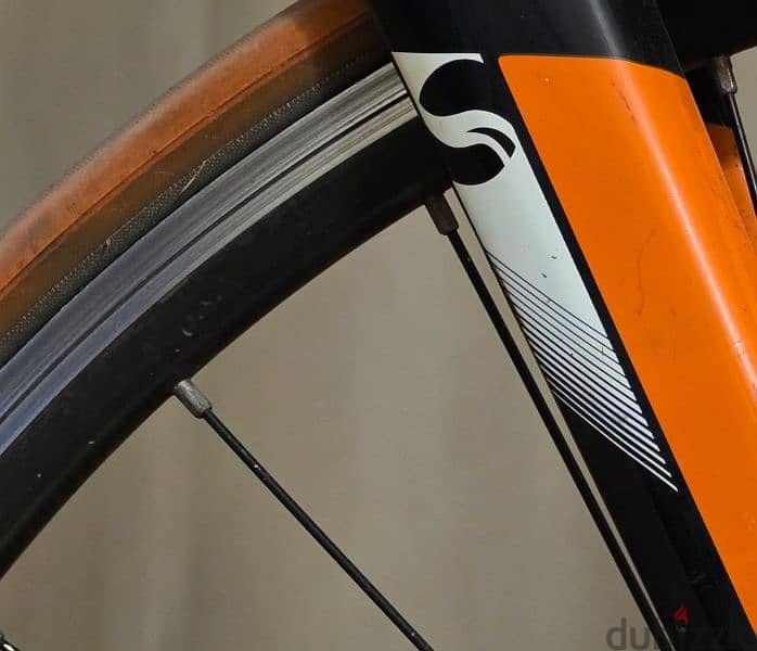 للبيع Giant Defy Road Bike أصلية - حالة محترمة وسعر قابل للتفاوض 2
