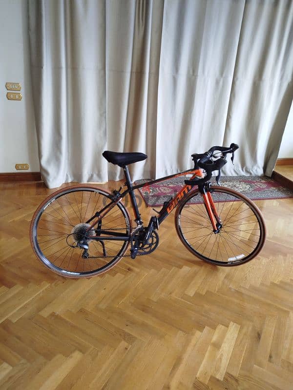 للبيع Giant Defy Road Bike أصلية - حالة محترمة وسعر قابل للتفاوض 6