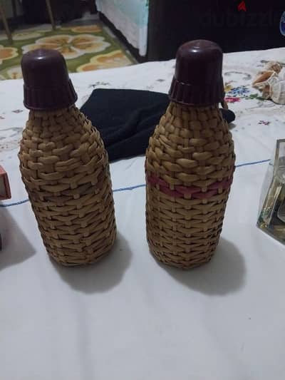 زجاجات عطور من الزمن الجميل