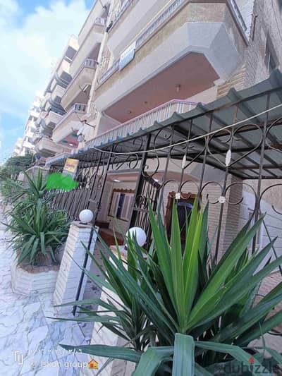 شقه أرضى بمدخل خاص فى اسكندرية شاطئ النخيل دقائق للبحر والأسواق مسجلة كاملة المرافق