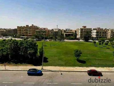 شقة للإيجار في الياسمين – التجمع الخامس تشطيب سوبر لوكس، وبها مطبخ راكب.  تقع في موقع مميز جدًا خطوات من الوتر واي ومدرسة بداية ومؤمن وبشار، وقريبة من جميع الخدمات والمواصلات.