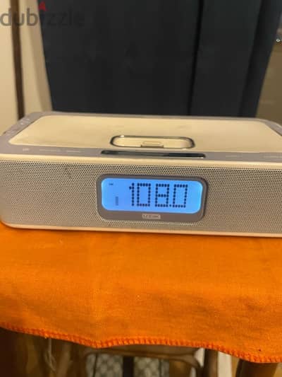 راديو ومنبه AM و FM كهرباء وبطاريه يعمل حاله ممتازه اضاءه ليليه