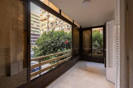 للبيع شقه في شارع عدن في المهندسين بالتشطيب