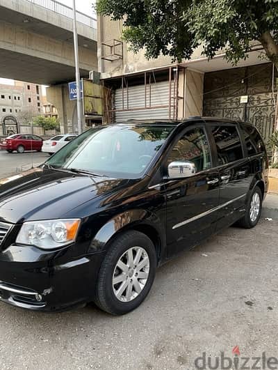 Chrysler Town and Country 2012 like new