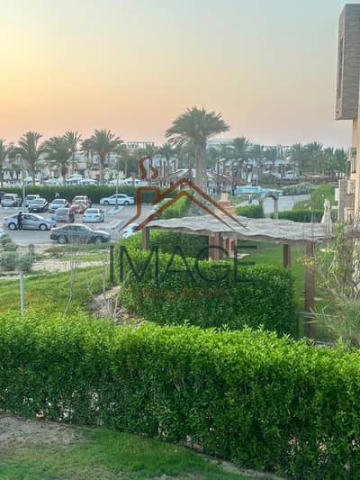 توين هاوس بحديقة  للبيع إطلالة مباشرة على بحيرة الكلوب هاوس خطوات من البحر شامل الفرش والأجهزة