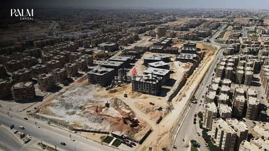 شقه للبيع في قلب مدينه الشروق في كومباوند الخدمات علي محور جمال عبد الناصر مباشر