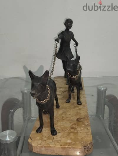 تمثال برونزي عتيق  لفتاه مع كلبين جيرمان . طراز ارت ديكو