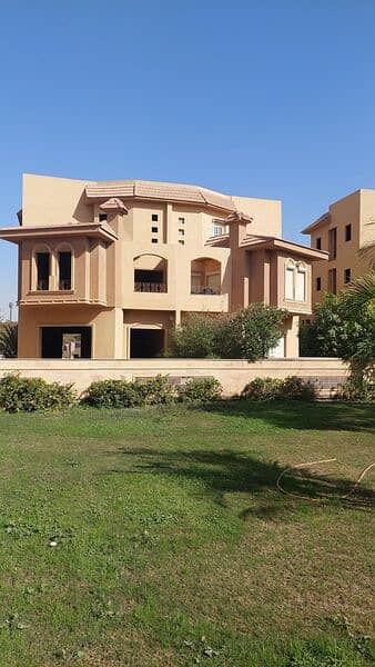 توين هاوس للبيع مميز داخل كمبوند مون فالي 2 بإطلالة مباشرة على حمام السباحة الرئيسي للكمبوند وفي موقع هادئ وقريب من أهم المحاور والخدمات