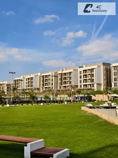 باجمالى اقساط مليون و 600 الف استلام فوري شقة بالتقسيط 2 نوم متشطبة بالكامل للبيع فى كمبوند فيفث سكوير المراسم Fifth Square New Cairo Almarasem