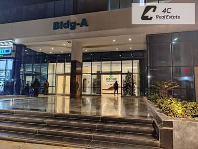 للبيع السريع وبأقل سعر في السوق، عيادة مجهزة بالكامل بالتكيفات استلام فورى View of the plaza  في مشروع أوزون، في قلب مباني النرجس، التجمع الخامس.