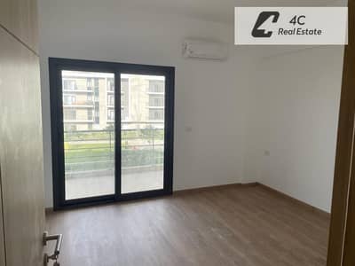 Apartment with private garden, 3 rooms, immediate resale at a bargain price, fully finished and ready for immediate occupancy in Fifth Square,