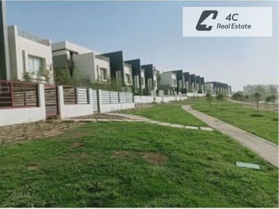 Villa Townhouse for Sale 261m Dp & installments Prime Location Open View landscape in Hyde Park New Cairo Near Mivida & Mountain View iCity