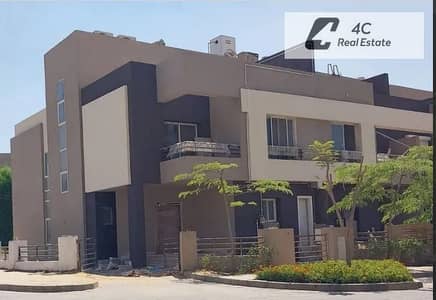 اقل سعر توين هاوس 400 متر- Open view بكمبوند ذا سكوير-التجمع الخامس تشطيب الترا سوبر لوكس بتقسيمه مميزه overlooking lake جاهز للمعاينه