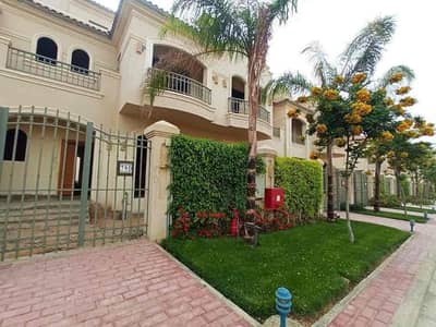 فيلا للبيع استلام فوري معاها جاردن واسعة من لافيستا الفيلا برايم لوكيشن في الكمبوند قريبة من كل الخدمات