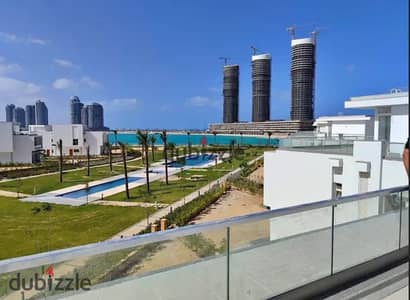 لسرعة البيع بأقل من سعره شالية استلام فوري متشطب بالكامل عالفرش بكمبوند مزارين في العلمين الجديده دبل فيو عالبحر واللاجون