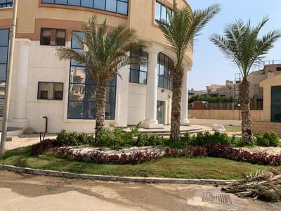 شقة مميزة للبيع داخل كمبوند أوركيديا في موقع هادئ ومميز بالقرب من أهم الطرق والمحاور الرئيسية في القاهرة الجديدة