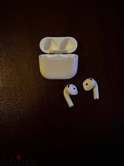 Apple AirPods 4 أصلية بحالة ممتازة ضمان حتى أغسطس 2026