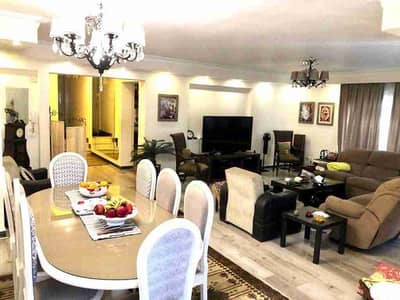 For lovers of large spaces, an apartment for sale, super luxuriously finished, ready for immediate living, and comes with a garage package.