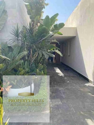 Villa in New Cairo offered at an old price, ready for viewing, located near 90th Street, Mountain View, and AUC.