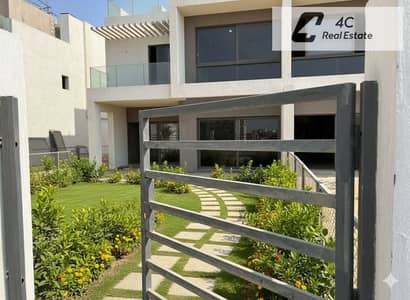 Lowest Price Townhouse Villa  250m ready to move  fully finished With Acs  very Prime Location    Al Marasem Fifth Square  New Cairo fifth settlement