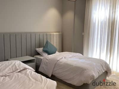 شقه للبيع كمبوند فيلدج ويست village west استلام خلال سنه 154 م بحري متشطبه بالتكيفات