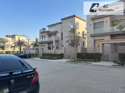 للبيع فيلا 365 متر باقل سعر شامل الصيانه - في لافيستا سيتي -Modern ب اميز لوكيشن دايركت علي ال swimming pool