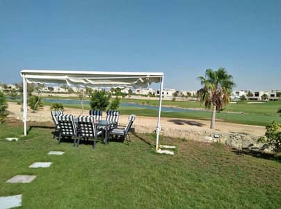 بموقع خيالي علي الجولف شالية بحديقة خاصة متشطب بالكامل بسعر مميز للبيع في هاسيندا باي - الساحل الشمالي