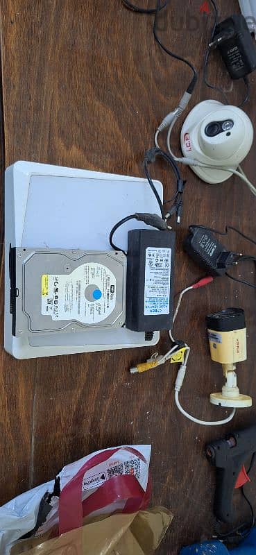 كاميرا hd داخلي وكاميرا hd خارجي وجهاز dvr وهارد ١٦٠ جيجا تسجيل ٥ ايام