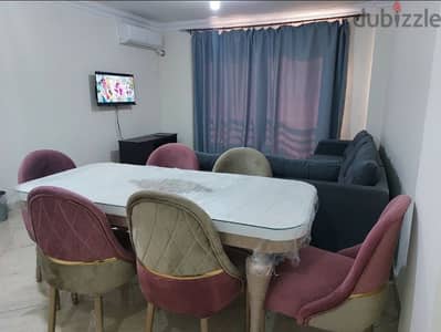 سفرة مع 3 كراسي حالة جيدة