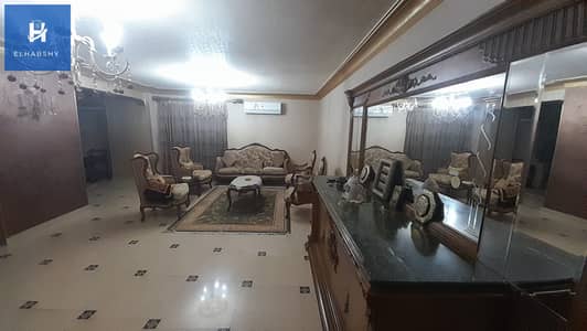 فى شارع شهاب الرئيسى 200م فى المهندسين مسجلة شقة للبيع .