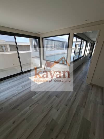 بنتهاوس مميز للإيجار في كمبوند Lake View Residence، يتميز بمساحة واسعة وتصميم راقٍ يوفر أعلى مستويات الراحة والخصوصية.