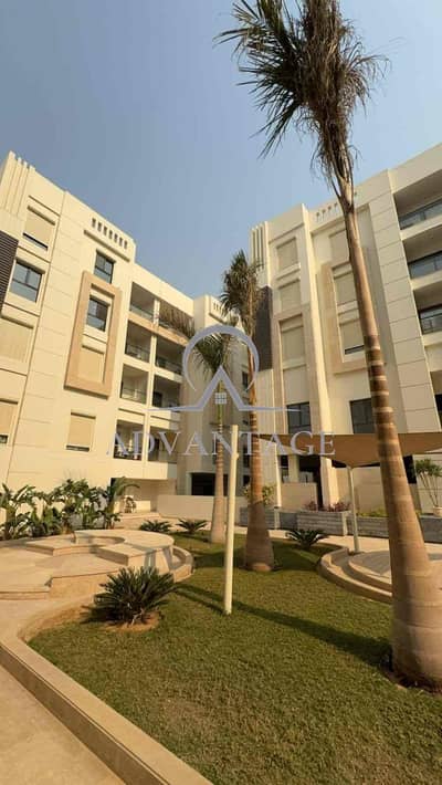  Studio for Sale in Heliopolis – Prime Location  Modern studio located in a fully built compound with immediate delivery in the heart of Heliopolis.  Area: 69 sqm  Layout: 	•	Entrance 	•	Reception 	•	Kitchen 	•	Bedroom 	•	Bathroom 	•	Terrace   Features:
