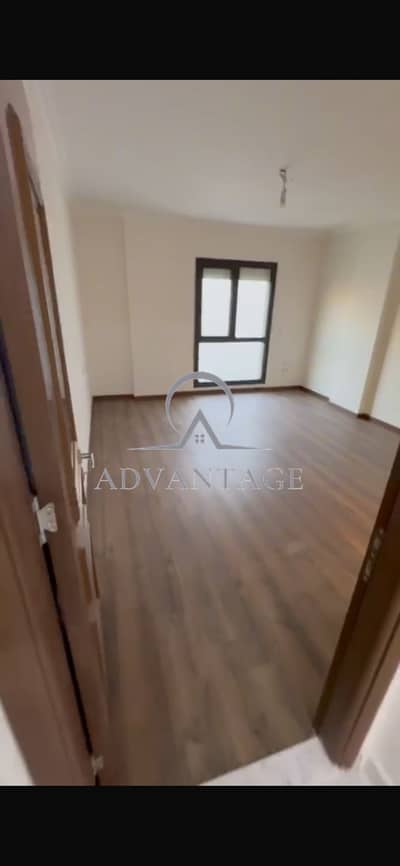 Studio for Sale in Heliopolis – Immediate Delivery  A modern studio located in the heart of Heliopolis with immediate delivery inside a fully built compound, close to major landmarks and services.  Area: 77 sqm  Layout: 	•	Entrance 	•	Reception 	•	Bedroom