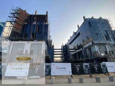 محل للبيع دور أرضي علي البلازا مناسب للأستثمار علي التسعين الشمالي وقصاد waterway2 والسعر بالتقسيط
