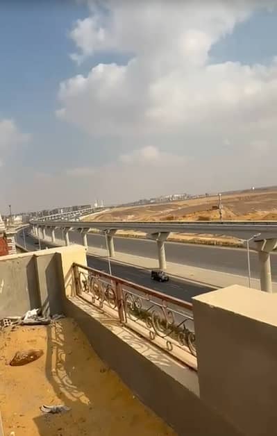 شقة  روف  للبيع 150م بالاضافة لروف 70م  في التجمع بيت الوطن الحي الثامن – محور بن زايد مباشر | 3 غرف | تراس 70م | بجوار العاصمة الإدارية
