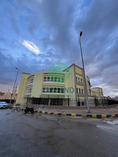 محل يصلح معرض سجاد 66 متر للايجار الحي ال 16 امام مول مزار مباشرة  في الشيخ زايد