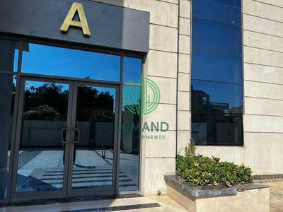 عياده متشطبه بالفرش و التكييفات  للايجار في مول ويست بارك علي محور جمال عبد الناصر و بجوار مول العرب - West Park Mall
