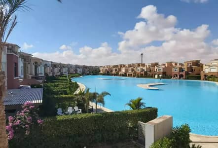استلم شاليه متشطب تشطيب فندقي ( بالتكيفات و المطبخ ) عاللاجون مباشرااا بكمبوند ازها الساحل الشمالي