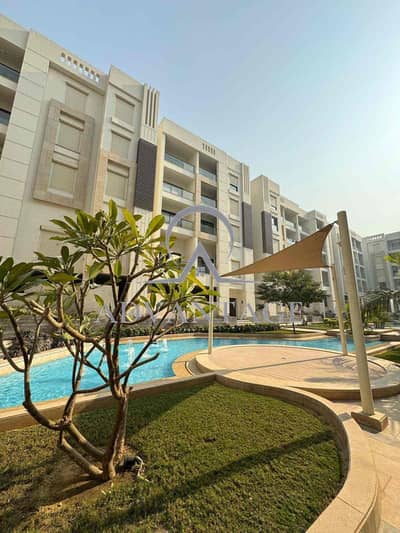 فرصة مميزة لامتلاك شقة داخل Valory Sheraton مباشرة على طريق الأوتوستراد.  شقة داخل كومباوند مبني بالكامل مع استلام فوري وتشطيب ألترا سوبر لوكس شامل التكييفات وخشب المطبخ بالإضافة إلى حصة في الجراج.   موقع استراتيجي مميز: بجوار City Centre Almaza 5 دقائق