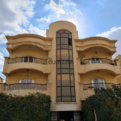 Kamel roof on an area of 400 square meters in the most upscale areas of Al-Shuwayfat in the Fifth Settlement. Overlooking the largest gardens of Al-Shuwayfat. Sea view.