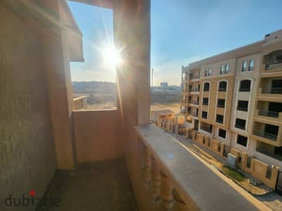 شقة للبيع في اللوتس الشمالية المنطقة الثانية  تاني نمره من شارع ٩٠ الشمالي - الشقة امامية واجهة